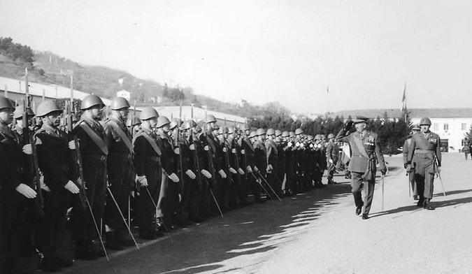 GIURAMENTO  42° CORSO AUC ASCOLI PICENO - 27 febb 1966 -  COL. COM.TE QUAGLIARELLA PASSA IN RASSEGNA LE COMP.